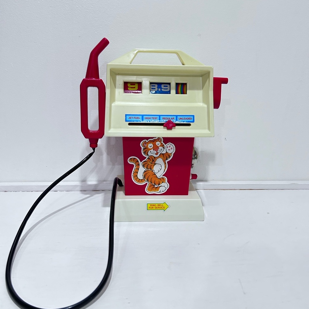 Vintage Illco Toy Wined Up Gas Pump tested and working ( Late 50’s early 60’s)